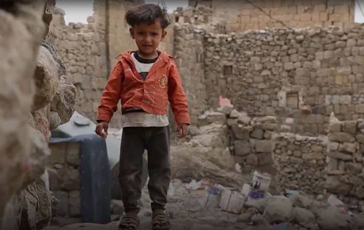 Un niño jugando sobre escombros