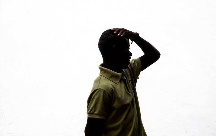 Emergencias - República Centro Africana Un adolescente sobre un muro