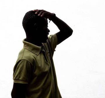 Emergencias - República Centro Africana Un adolescente sobre un muro
