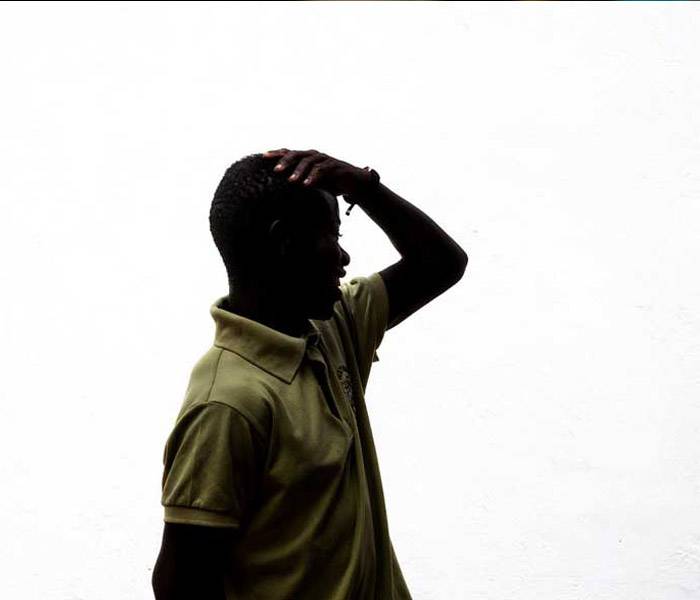 Emergencias - República Centro Africana Un adolescente sobre un muro