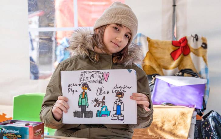 Ayuda a la Infancia Niña con un dibujo