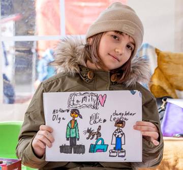 Ayuda a la Infancia Niña con un dibujo