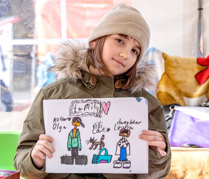 Ayuda a la Infancia Niña con un dibujo