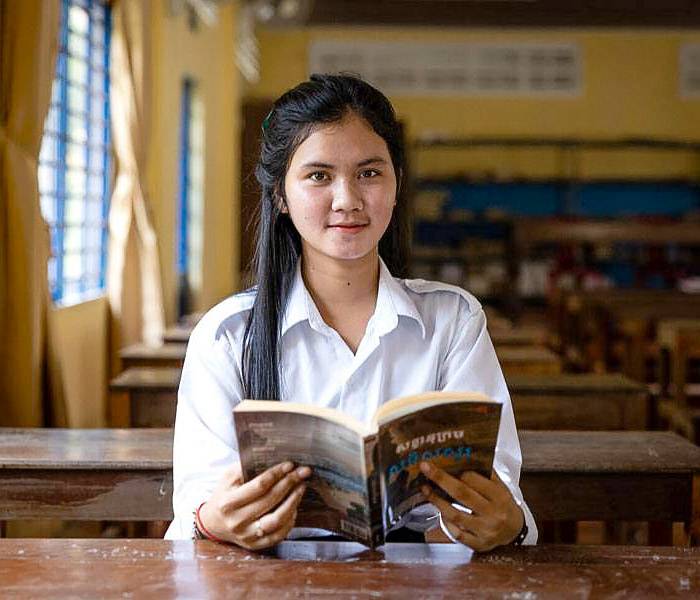Educación Adolescente con un libro