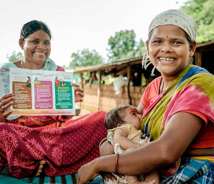 Dos mujeres con una bebé