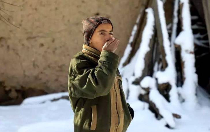 Pobreza extrema y relativa Niño sufriendo frío