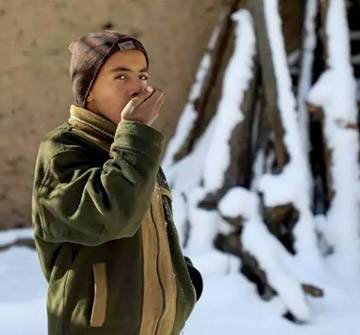 Pobreza extrema y relativa Niño sufriendo frío