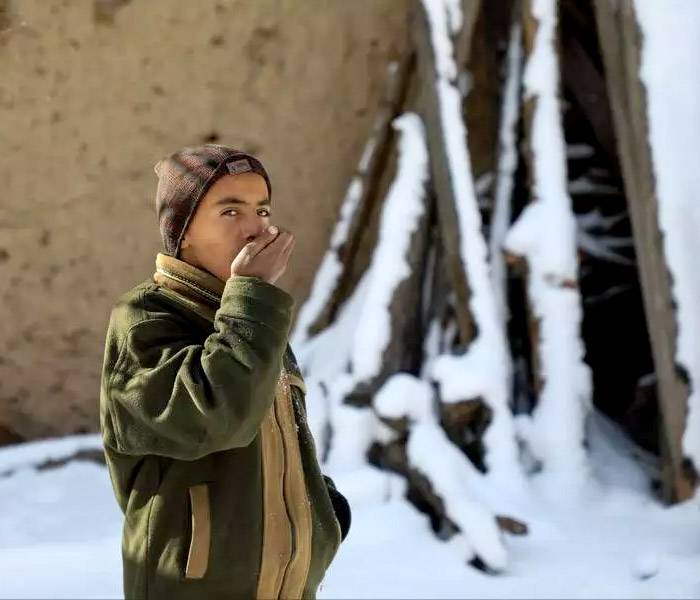 Pobreza extrema y relativa Niño sufriendo frío