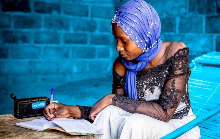 Mujer escribiendo