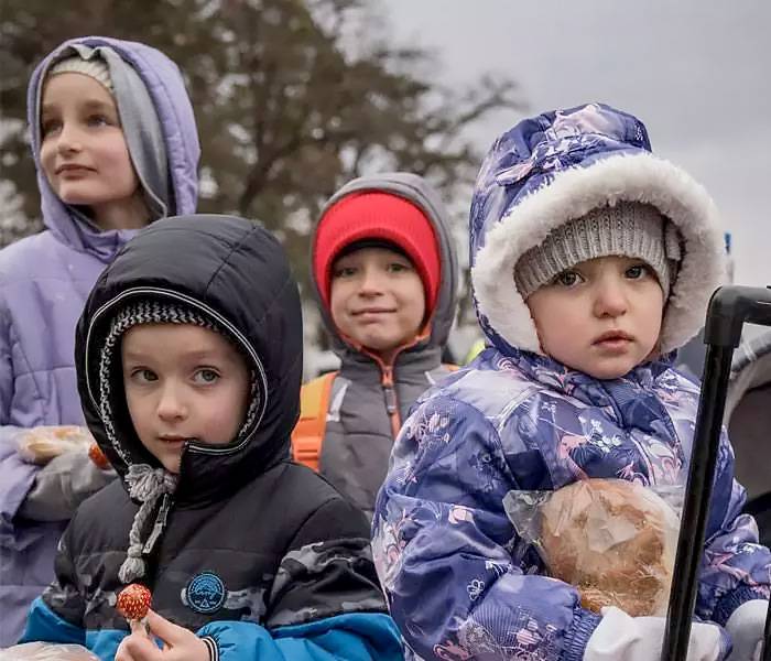 Cómo ayudar a los niños y las niñas de Ucrania Niños y niñas en Ucrania