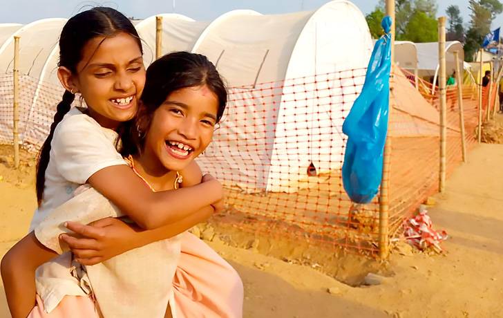 Dos niñas sonriendo