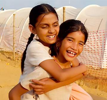 Dos niñas sonriendo
