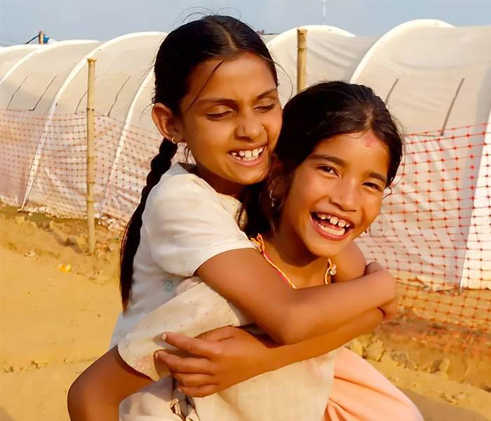 Dos niñas sonriendo