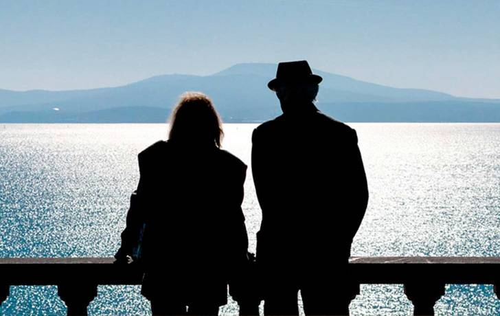 Dos personas mayores ven el mar