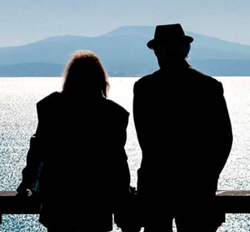 Dos personas mayores ven el mar