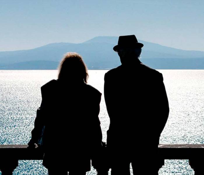 Dos personas mayores ven el mar