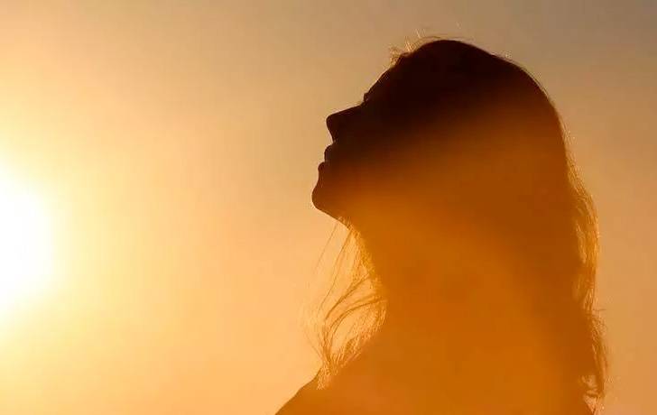 Tipos de testamento, ejemplos y características Una mujer viendo al horizonte