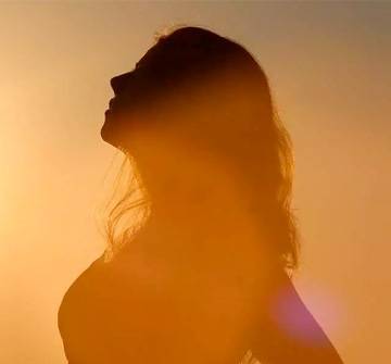Tipos de testamento, ejemplos y características Una mujer mira al horizonte