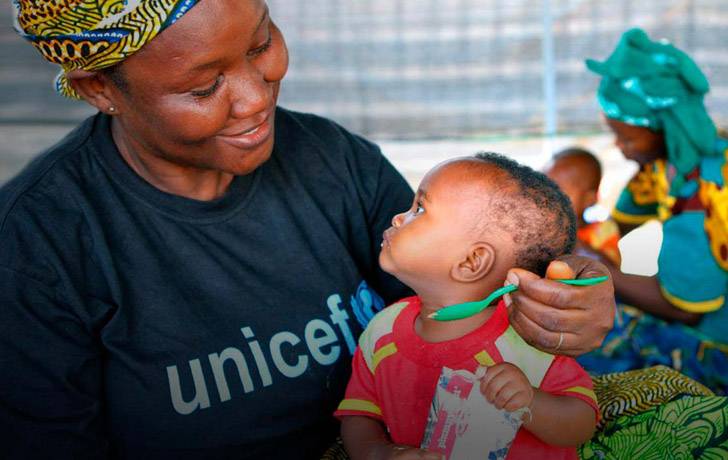 Cambia la vida de millones de niños en todo el mundo. Hazte socio Una mujer con su crío