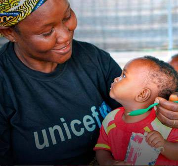 Cambia la vida de millones de niños en todo el mundo. Hazte socio Una mujer con su hijo