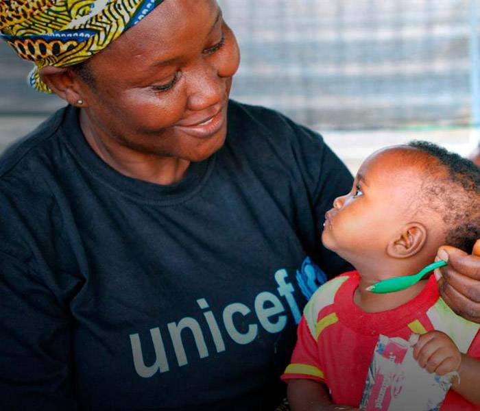 Cambia la vida de millones de niños en todo el mundo. Hazte socio Una madre con su hijo