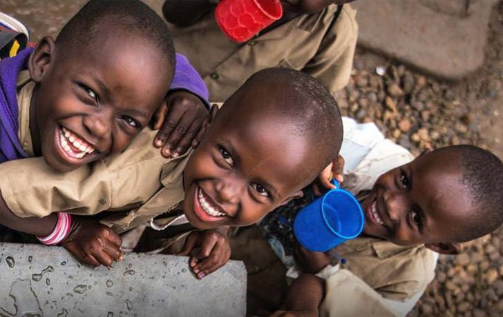 Un grupo de niños sonrientes