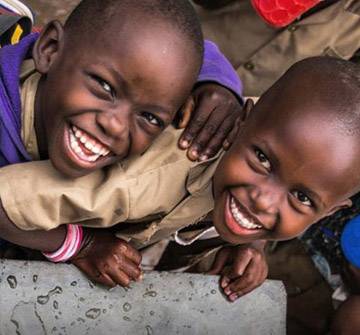 Un grupo de niños sonrientes