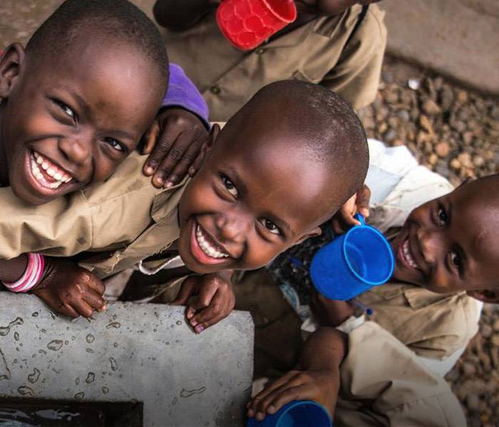 Un grupo de niños sonrientes