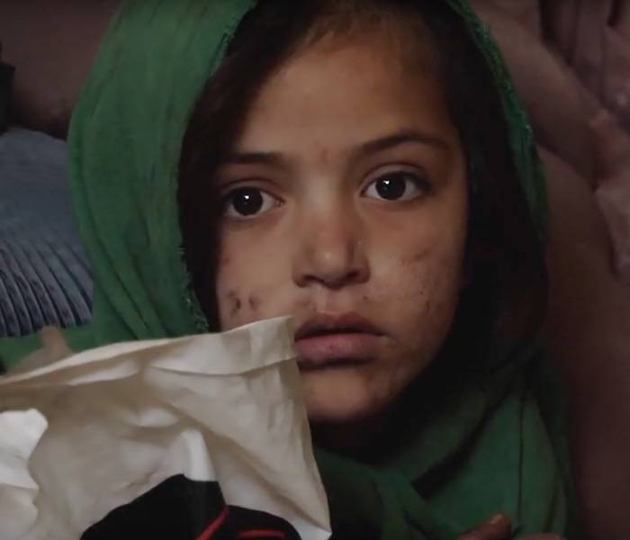 Una niña mira a la cámara.
