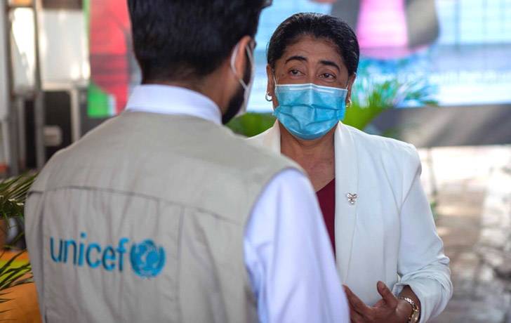 Defendemos los derechos de los niños y niñas en todo el mundo Trabajadora de UNICEF dialogando