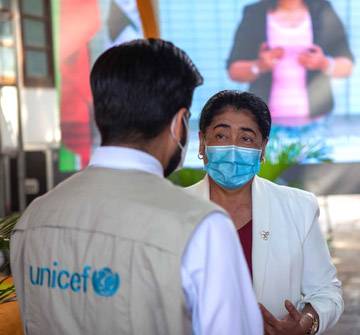 Defendemos los derechos de los niños y niñas en todo el mundo Trabajadores de UNICEF dialogando