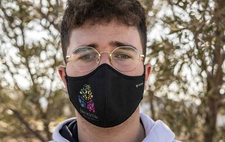 UNICEF España ante el COVID 19 Una foto de un joven con mascarilla