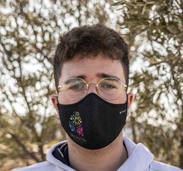 UNICEF España ante el COVID 19 Una foto de un joven con mascarilla