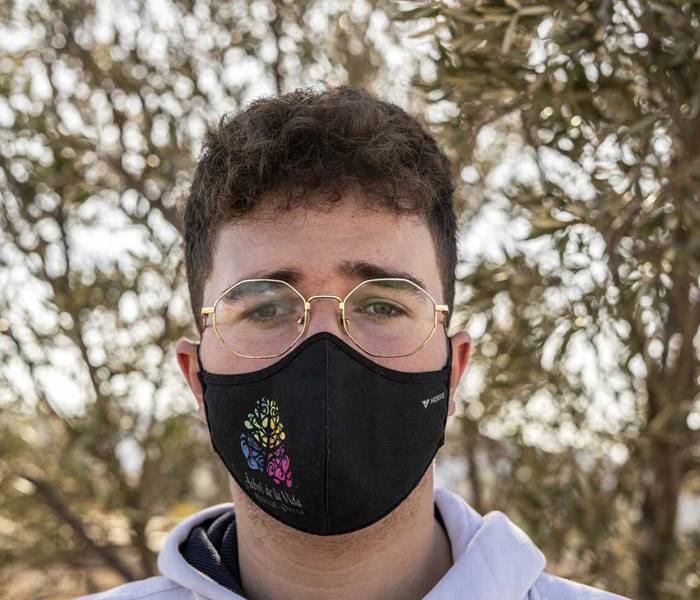UNICEF España ante el COVID 19 Una foto de un joven con mascarilla