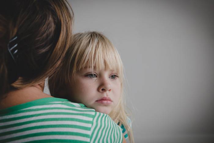 Imagen de una niña con su madre