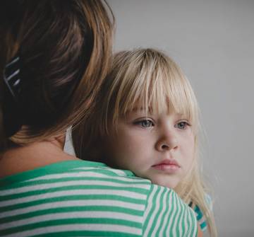 Salud mental Una niña con su madre