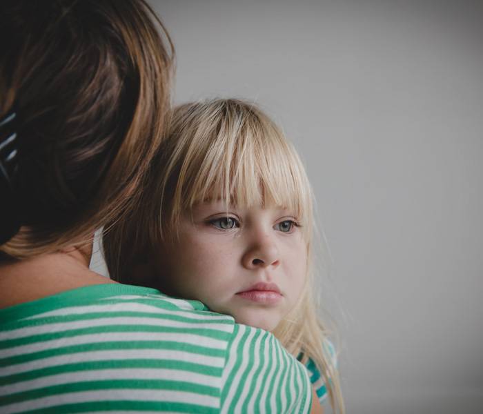 Salud mental Imagen de una niña con su madre