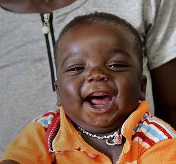 Un niño sonriente