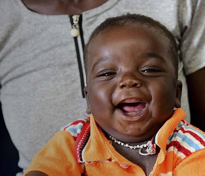 Un niño sonriente