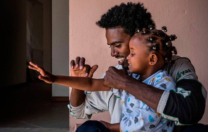 Migración y refugio Una niña con su padre