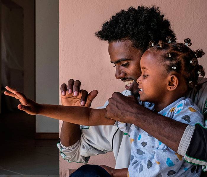 Migración y refugio Una niña con su padre