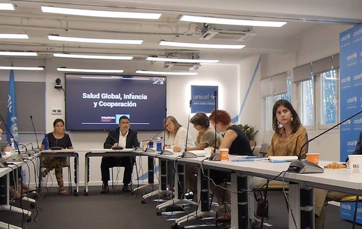 Varias personas en una mesa de debate