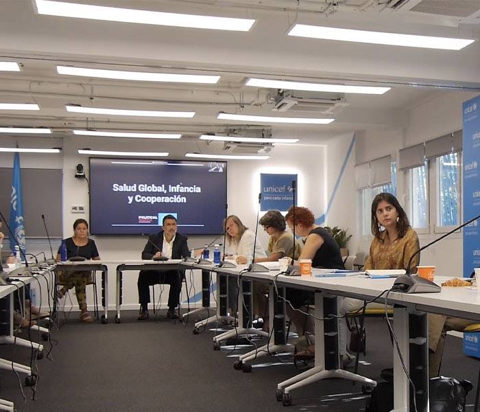 Varias personas en una mesa de debate