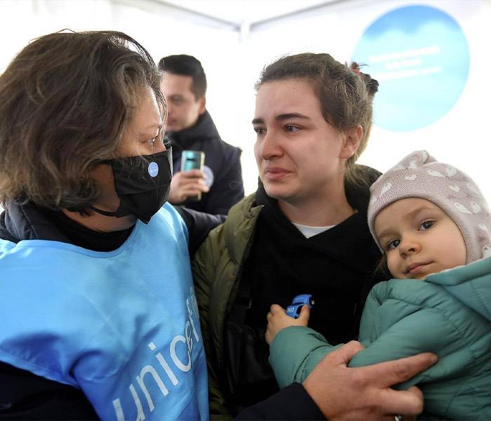 Conflicto en Ucrania: 7,3 millones de niños y niñas de Ucrania necesitan ayuda urgente. Una madre con su hija en brazos en uno de los puntos azules de UNICEF ayudada por una trabajadora