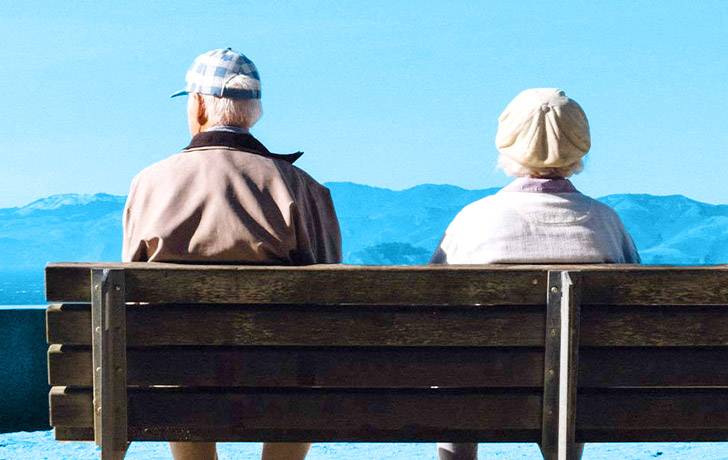 Qué es un testamento Dos personas mayores viendo al horizonte