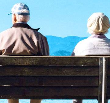 Qué es un testamento Dos personas mayores viendo al horizonte