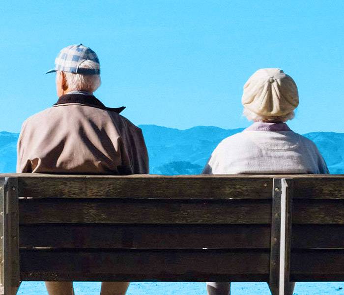 Qué es un testamento Dos personas mayores viendo al horizonte