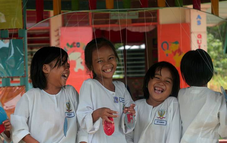 La RSC y UNICEF Niñas sonrientes