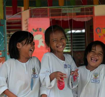 La RSC y UNICEF Niñas sonrientes