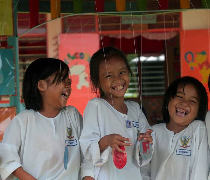 La RSC y UNICEF Niñas sonrientes